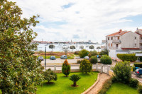 ISTRA, UMAG lijepa kuća s dva stana, 1 red do mora