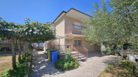 Istra, Umag okolica- obiteljska kuća s 3 stana