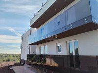 Istra, Umag, stan prvi kat 66 m2, krovna terasa s pogledom na more