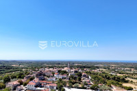 Istra, Višnjan, Atraktivna parcela od 1.027 m² s pogledom na more i is