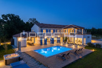 Istra, Višnjan okolica – istarska vila s bazenom i pogledom na more