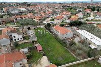 Istra, Vodnjan, 1043 m² građevinskog zemljišta s postojećim objektom