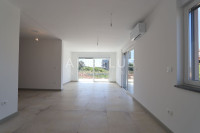 Istra, Volme - stan 90m2 s dvorištem i bazenom