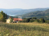 Istra vrhunsko zemljište s pogledom na jezero!
