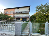 IVANJA REKA (Rimski put): LIJEPA KUĆA SA 3 STANA + 2 GARAŽE + VRT