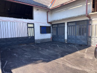 IZNAJMLJUJEM GARAZU 150 do 300 m2 CENTAR GOSPIĆA