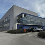 IZNAJMLJUJU SE – INDUSTRIJSKA HALA SA VELIKIM UREDOM – OKOLICA ŠIBENIK