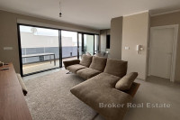 Izvanredan penthouse s krovnom terasom blizu mora