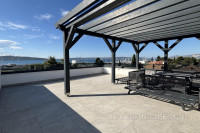 Izvanredan penthouse stan s krovnom terasom i otvorenim pogledom na mo