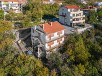 Jadranovo - kuća s 2 stambene jedinice i pogledom na more