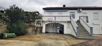 Jadranovo, kuća s 3 stana i okućnicom