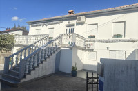 Jadranovo, kuća s tri apartmana, pogled na more, parking i okućnica, b