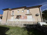 JADRANOVO,NOVIJA OBITELJSKA KUĆA NA LIJEPOJ LOKACIJI
