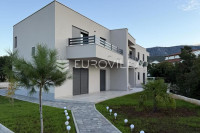 Jadranovo, stan u novogradnji, 98,20 m², vrt i parking