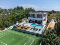 JEDINSTVENA LUKSUZNA VILA S PRIVATNIM TENISKIM TERENOM
