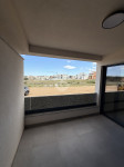 JEDNOSOBNI STAN S NATKRIVENOM TERASOM, 350 M OD MORA, POVLJANA - PAG