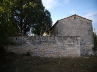Kamena istarska kuća i štala sa velikom okućnicom