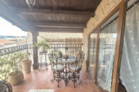 Kamena kuća u centru grada s dvije stambene jedinice
