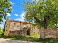 Kamena kuća sa dozvolom za rekonstrukciju i velikim građ. zemljistem