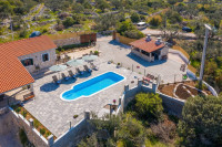 Kamena kuća s okućnicom 800m2 i pogledom na more