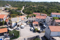 Kamena kuća s pripadajućim građevinskim zemljištem