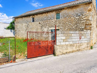 Kamena kuća na parceli površine 266 m2 - Poličnik