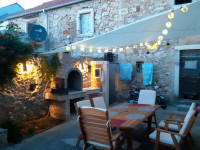 Kamena kućica na otoku Olibu