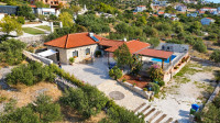 Kamena vila s bazenom, saunom i otvorenim pogledom na more – Seget Vra