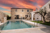 KAMENA VILLA S BAZENOM NA MIRNOJ LOAKCIJI