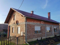 Kapela, Gornje Zdelice, obiteljska kuća sa pomoćnom i gospodarskom gra