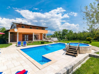 Istra, Karojba - kuća s bazenom na velikoj okućnici