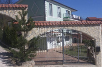 KASTAV, samostojeća kuća sa dva stana, garažom i okućnicom