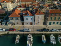 Kaštel Novi - Kamena kuća s garažom i krovnom terasom, 50m od mora