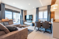 Kaštel Kambelovac, namješten trosobni penthouse s prostranom krovnom t