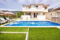 Kaštel Kambelovac, prekrasna vila s bazenom- treći red od mora