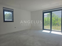 Kaštel Lukšić - NOVOGRADNJA trosoban stan, 2 parkinga, vrt