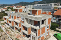Kaštel Lukšić, trosoban penthouse s krovnom terasom i dva parkirna mje