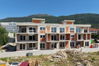 Kaštel Lukšić, trosoban penthouse s krovnom terasom i dva parkirna mje