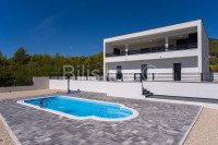 Kaštel Novi, prekrasna obiteljska villa sa bazenom, prodaja