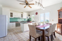 Kaštel Stari, komforan dvosoban stan u prvom redu do mora