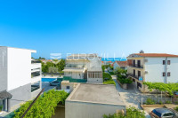 Kaštel Stari, trosoban stan površine 81.88 m² i poslovni prostor površ