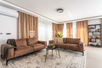 Kaštel Sućurac, novoizgrađena vila s bazenom i panoramskim pogledom na