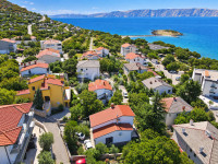 Klenovica dio kuće s prostranom okućnicom i blizinom mora