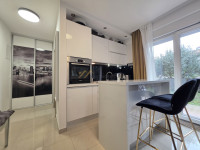 KMAN, GARSONIJERA S TERASOM I VRTOM, VANJSKI PARKING