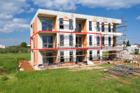 Komforan stan sa 3 spavaće sobe, opremljenom kuhinjom i 2 terase