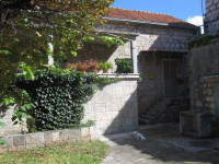 Kompleks kamenih kuća na impresivnoj parceli