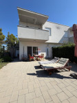 KOMPLETNO NAMJEŠTEN STAN S VRTOM - SRIMA - 550M OD PLAŽE