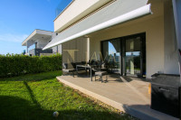 KOSTRENA, luksuzni 3s+db, okućnica, parking