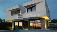 Kostrena, moderna vila, 369 m2 s bazenom, u blizini mora