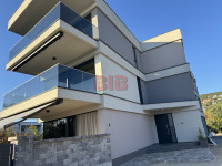 KOSTRENA,PENTHOUSE SA GARAŽOM U URBANOJ VILI